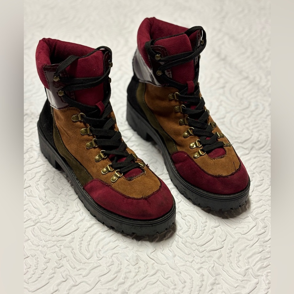 TAXI BRAND SUEDE WOMEN BOOTS SIZE 9 . NEW ONLY HAS SOME DIRT MARKS DUE TO STORE